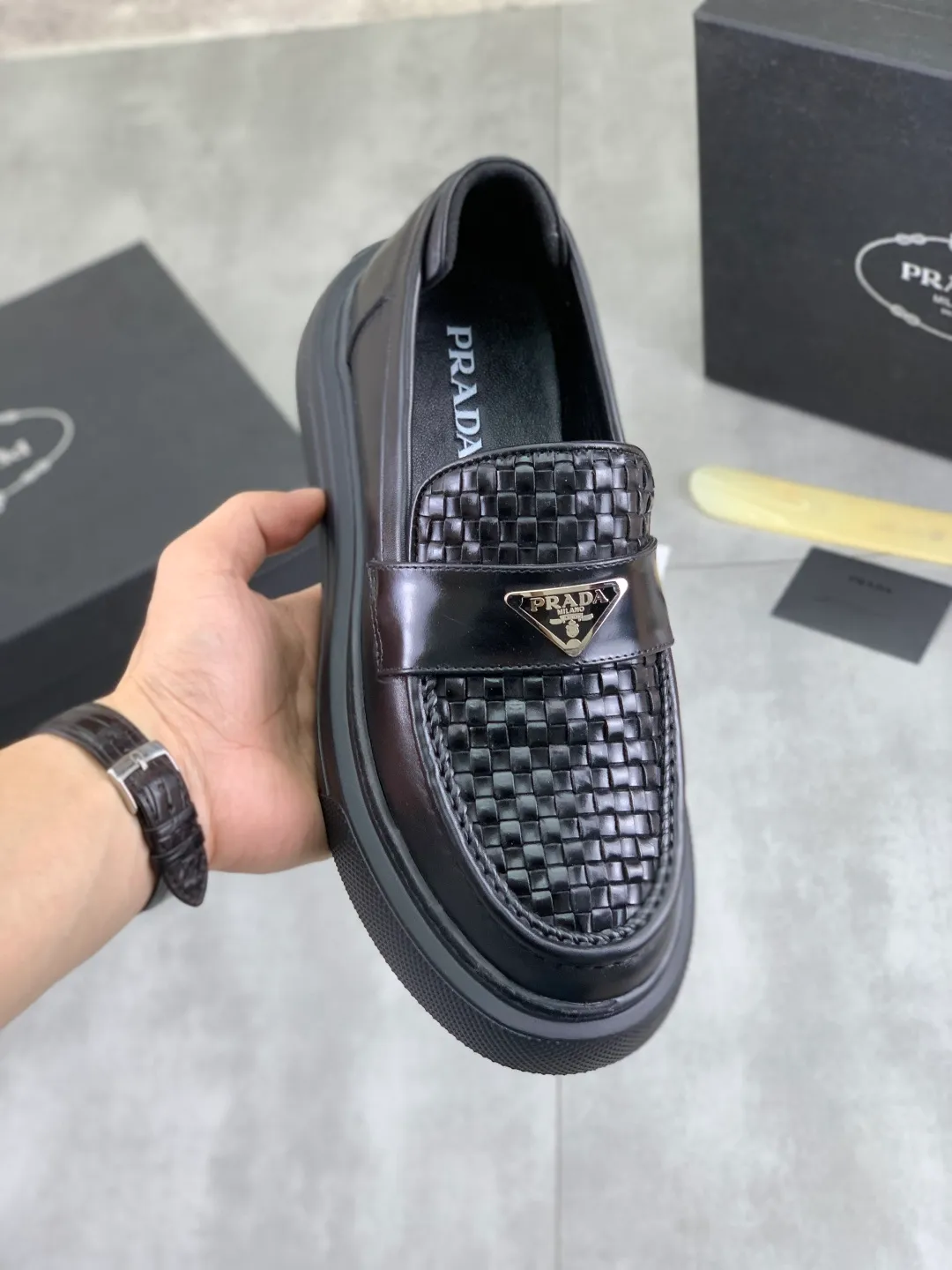 Men's men's shoes 💰P500 New PRADA Prada spring new casual leather shoes Original purchase, development and production Prada men's classic series, technical breathable fabrics with cowhide, casual sports shoes, casual shoes, sports dad shoes combine high-tech breathable materials and cowhide, P family exclusive button decoration on the side. The outsole is full of P italic design and bright colors to show vitality and continue the brand design inspiration. Stroll around the city lightly and feel free and comfortable. Delivered in exquisite packaging 🛍📦 ▪️Material: original customized calfskin with breathable material ▪️Inner lining: cowhide lining ➕cowhide feet ▪️Outsole: open-molded TPU foam material ▪️Sole thickness: 3.5CM ▪️Size: Men's 38-44 (45 can be customized) 4️⃣ colors available